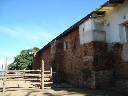 A un costado de la Iglesia del pueblo
